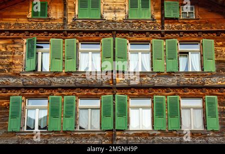 Altes Holzhaus in den Schweizer Alpen Stockfoto