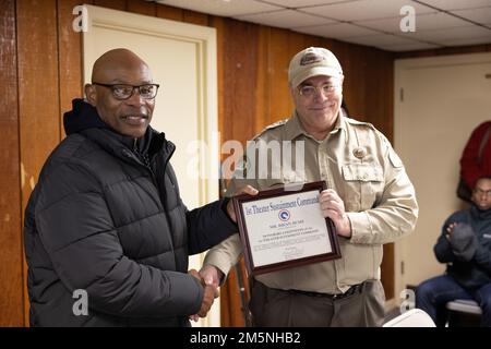 Generalmajor Michel M. Russell Sr., kommandierender General, 1. Theater Sustainment Command, überreicht Bryan Bush, Parkmanager der Perryville Battlefield State Historic Site, ein Dankeszertifikat für seine Unterstützung der TSC-Mitarbeiterfahrt 1. in Perryville, Kentucky, am 29. März 2022. Bush öffnete den Park für die Einheit und diente als Reiseleiter und Historiker für die Schlacht. Stockfoto