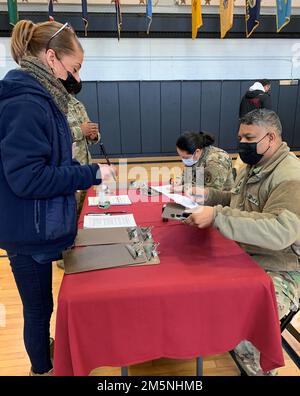 Hauptmann Renzie Rahim, Keller Army Community Hospital am West Point Chief Army Public Health Nursing und der zuständige Offizier der Booster-Kampagne, und Stab. Sgt. Tanisha Quintanilla, nicht kommissionierter Offizier für die Auffrischungskampagne, überprüfte die Unterlagen und stellt sicher, dass sie während der COVID-19 Auffrischungsklinik im Fitness Center, USA, zugelassen sind Army Garrison Fort Hamilton, New York, 24. Februar 2022. Das Verteidigungsministerium setzt sich weiterhin dafür ein, unsere Mitglieder der Streitkräfte, Zivilangestellten und Familien auf der ganzen Welt zu schützen, unsere nationalen Sicherheitskapazitäten zu schützen und das gesamte Unternehmen zu unterstützen Stockfoto