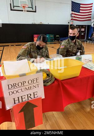 CPL. Marilin Solorzano und Sergeant Walter Gorton, Soldaten des Keller Army Community Hospital in West Point, füllen Spritzen mit COVID-19-Impfstoff und füllen Impfkarten des Center for Disease Control Impfungen während einer Auffrischungsklinik im Fitness Center, USA Army Garrison Fort Hamilton, New York, 24. Februar 2022. Das Verteidigungsministerium setzt sich weiterhin dafür ein, unsere Militärangehörigen, zivilen Mitarbeiter und Familien auf der ganzen Welt zu schützen, unsere nationalen Sicherheitskapazitäten zu schützen und die Reaktion der ganzen Nation zu unterstützen. Stockfoto