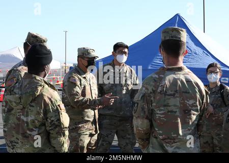 USA Soldaten der Nationalgarde der Armee, die die gemeinsame COVID-Task Force in Südkalifornien unterstützen, bereiten sich auf ihre Nachmittagsbesprechung vor, um den Rest ihrer Mission am 24. Februar am Long Beach Boeing Testgelände zu besprechen. Der Testgelände von Long Beach Boeing war einer der wenigen verbleibenden Testgelände, die der Gemeinde dienten. Das Zentrum bot sowohl Schnelltests als auch PCR-Tests an. (USA Geburtsdatum: 1958 Stockfoto