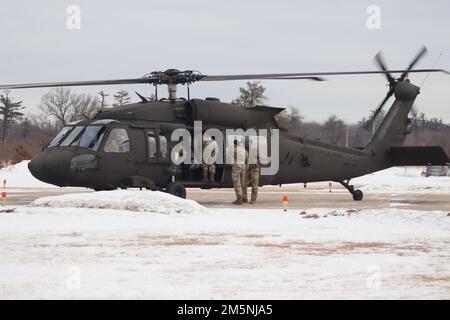 Eine Flugbesatzung des 1. Bataillons der Wisconsin National Guard, 147. Aviation Regiment betreibt einen UH-60 Black Hawk Helikopter am 24. Februar 2022 in Fort McCoy, Wisconsin. Die Mitglieder der Einheit absolvieren regelmäßig Schulungen in Fort McCoy, und die Einheit unterstützt außerdem jedes Jahr zahlreiche Schulungen in der Anlage. Dem Informationsblatt der Armee für den Black Hawk zufolge besteht seine Mission darin, Luftangriffe, allgemeine Unterstützung, luftfahrtmedizinische Evakuierung, Kommando und Kontrolle sowie spezielle Einsatzunterstützung für Kampf-, Stabilitäts- und Unterstützungsoperationen bereitzustellen. Die UH-60 ist auch der taktische Transponder der Armee Stockfoto