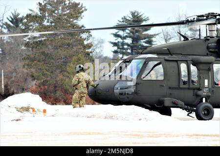 Eine Flugbesatzung des 1. Bataillons der Wisconsin National Guard, 147. Aviation Regiment betreibt einen UH-60 Black Hawk Helikopter am 24. Februar 2022 in Fort McCoy, Wisconsin. Die Mitglieder der Einheit absolvieren regelmäßig Schulungen in Fort McCoy, und die Einheit unterstützt außerdem jedes Jahr zahlreiche Schulungen in der Anlage. Dem Informationsblatt der Armee für den Black Hawk zufolge besteht seine Mission darin, Luftangriffe, allgemeine Unterstützung, luftfahrtmedizinische Evakuierung, Kommando und Kontrolle sowie spezielle Einsatzunterstützung für Kampf-, Stabilitäts- und Unterstützungsoperationen bereitzustellen. Die UH-60 ist auch der taktische Transponder der Armee Stockfoto