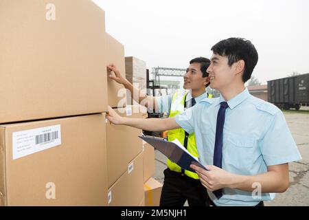 Mitarbeiter der Logistiklagerverwaltung, die die Waren prüfen Stockfoto