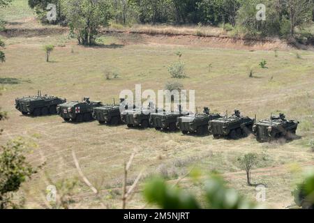 USA Armeeinstituierte mit dem 4. Bataillon, dem 23. Infanterie-Regiment, dem 2. Stryker-Brigaden-Kampfteam, der 7. Infanterie-Division, bereiten ihre Fahrzeuge vor, um Mitglieder des 112. Infanterie-Regiments, der Königlichen thailändischen Armee, Zum M1129 Stryker-Mörtelsystem als Teil von Cobra Gold 2022 in der Provinz Lopburi des Königreichs Thailand, 26. Februar 2022. CG 22 ist die 41. Wiederholung der internationalen Ausbildungsübung, die die Bereitschaft unterstützt und die Koordinierung in den Bereichen Bürgeraktion, humanitäre Hilfe und Katastrophenhilfe betont. Vom 22. Februar bis zum 4. März 2022 findet diese jährliche Veranstaltung statt Stockfoto