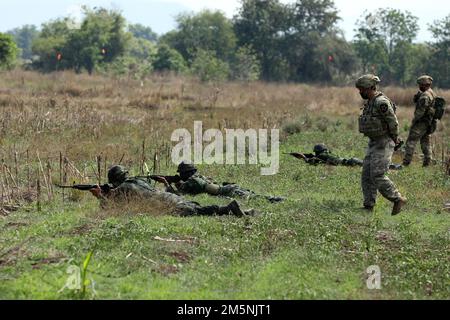 USA Armeeinvestiten des 4. Bataillons, des 23. Infanterie-Regiments, des 2. Stryker-Brigaden-Kampfteams, der 7. Infanterie-Division, beauftragen ein Team von Soldaten des 112. Infanterie-Regiments, Königliche thailändische Armee, während einer Absetzübung während der Cobra Gold 2022 in der Provinz Lopburi des Königreichs Thailand, Februar 26. 2022. CG 22 ist die 41. Wiederholung der internationalen Ausbildungsübung, die die Bereitschaft unterstützt und die Koordinierung in den Bereichen Bürgeraktion, humanitäre Hilfe und Katastrophenhilfe betont. Vom 22. Februar bis zum 4. März 2022 findet diese jährliche Veranstaltung an verschiedenen Orten statt Stockfoto