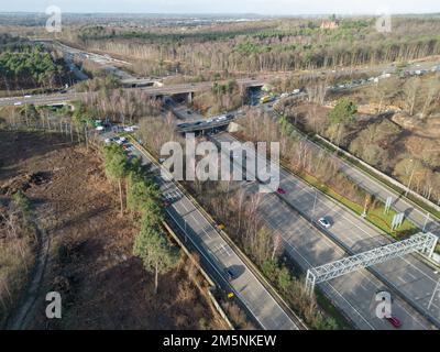 Luftaufnahme der Anschlussstelle 10 (Anschlussstelle A3) der Autobahn M25, Surrey, Großbritannien. (Dez. 2022) Stockfoto