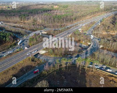 Luftaufnahme der Anschlussstelle 10 (Anschlussstelle A3) der Autobahn M25, Surrey, Großbritannien. (Dez. 2022) Stockfoto