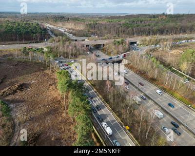 Luftaufnahme der Anschlussstelle 10 (Anschlussstelle A3) der Autobahn M25, Surrey, Großbritannien. (Dez. 2022) Stockfoto