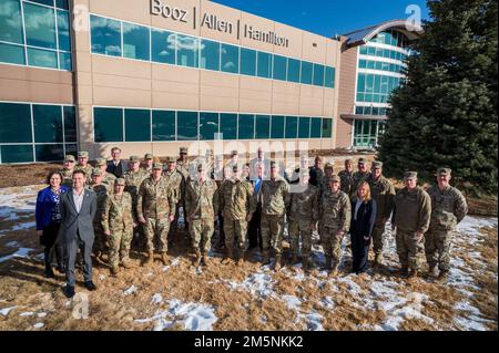 Generalleutnant Stephen Whiting, Befehlshaber des Raumfahrtkommandos (Mitte links), Generalleutnant Michael Guetlein, Befehlshaber des Raumfahrtkommandos (Mitte), und Brigadegeneral Brigadegeneral. General Shawn Bratton, Space Training and Readiness Command Commander (Mitte rechts), posieren Sie für ein Gruppenfoto mit den USA Führung des Feldkommandos der Space Force während des FIELDCOM-Gipfels am 25. Februar 2022 in Colorado Springs, CO. Stockfoto