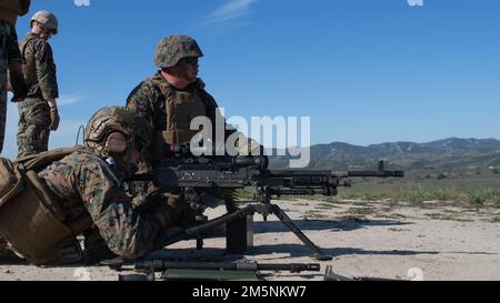 USA Navy Hospital Corpsman 2. Klasse Lorenz Gabreil mit 1. Versorgungsbataillon, 1. Marine Logistics Group, I Marine Expeditionary Force, feuert einen M240B-M-Maschinengewehr während einer Live-Feuerübung in der Kampffähigkeitsschule in Camp Pendleton, Kalifornien, 18. Februar 2022. Die Combat Skills Training School bietet Schulungen zur Aufrechterhaltung von Kampffähigkeiten an, z. B. wie die von der Besatzung gedienten Waffen zu bedienen, instand zu halten und Fehler zu beheben sind. Diese Schulungen sind für Marines vorgesehen, die in 1. MLG Maschinengewehrteams zugeteilt sind, um technische Kenntnisse zu entwickeln und Kampfbereitschaft aufrechtzuerhalten. Stockfoto