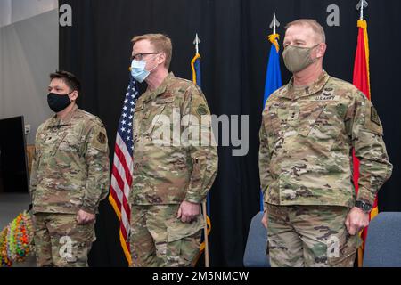 Von rechts: Major General Timothy P. Williams, Adjutant General of Virginia, Brig. General Bryan E. Salmon, stellvertretender Generaladjutant für strategische Initiativen der Luftwaffe, und LT. Oberstleutnant Jonathan Esparza, 185. Befehlshaber der Cyberspace-Operationen, begrüßen Mitglieder des 856. Cyber Protection Teams während der Ende der Mobilisierungszeremonie am 25. Februar 2022 in Hampton, Virginia. Die Mitglieder unterstützten das 856. CPT des US-amerikanischen Cyber-Kommandos während einer kürzlich erfolgten Bundesmobilisierung und repräsentierten die 185. COS sowie die aktive Luftwaffe, Maryland ANG und den 36. Intelligence S. Stockfoto