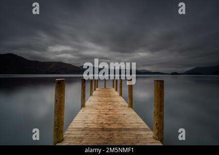 Ashness Jetty am Derwentwater im Lake District, Cumbria, England, mit Blick über den See zu den umliegenden Hügeln. Stockfoto