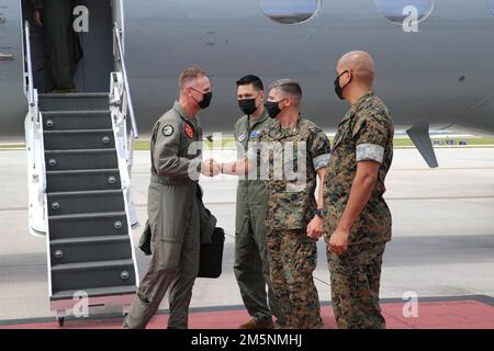 USA Lieutenant General Steven R. Rudder, Commander, USA Marine Corps Forces, Pacific, Left, begrüßt Colonel Christopher Bopp, den kommandierenden Offizier des Marine Corps Base (MCB) Camp Blaz, rechts, als er am Andersen Air Force Base ankommt, um MCB Camp Blaz, Guam, am 25. Februar 2022 zu besuchen. Der Besuch im MCB Camp Blaz beinhaltete ein Treffen mit der Führung und wichtigen Mitarbeitern sowie eine Führung durch die Einrichtungen und Baustellen des MCB Camp Blaz. Besuche im MCB Camp Blaz ermöglichen es der lokalen Gemeinschaft und strategischen Partnern, mit der Basis zusammenzuarbeiten und gleichzeitig ihre Partnerschaft zu stärken und auszubauen. Stockfoto