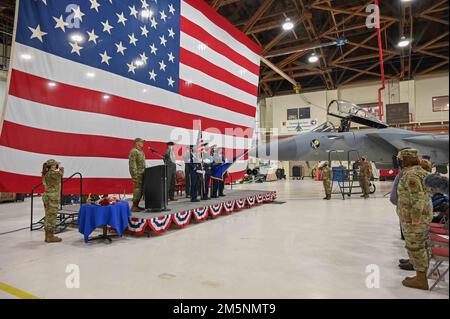 Eine Audienz von Familienmitgliedern und lokalen Flugzeugtruppen nimmt am 25. Februar 2022 am 550. Fighter Squadron am Kingsley Field in Klamath Falls, Oregon, Teil. Das Geschwader ist eine aktive Vereinigung des 173. Kampfflügels und eine Mieteinheit des 56. Kampfflügels des Luke Air Force Base, Ariz., und besteht aus aktiv-Duty-Airmen, die auf der Oregon Air National Guard Base stationiert sind. Stockfoto