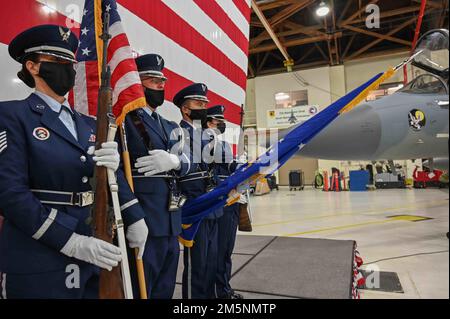 Die Ehrengarde von Kingsley Field postet die Farben während einer Zeremonie zur Befehlsänderung für die 550. Kampfgeschwader am Kingsley Field in Klamath Falls, Oregon, 25. Februar 2022. USA Oberstleutnant Paul Baker übernimmt das Kommando über die 550. Kampfgeschwader während einer Zeremonie zum Kommandowechsel im Kingsley Field in Klamath Falls, Oregon. 25. Februar 2022. Das Geschwader ist eine aktive Vereinigung des 173. Kampfflügels und eine Mieteinheit des 56. Kampfflügels auf dem Luftwaffenstützpunkt Luke, Arizona, und besteht aus aktiven Flugzeugen, die auf dem Stützpunkt der Oregon Air National Guard stationiert sind. Stockfoto