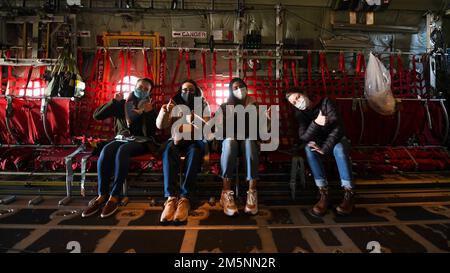 Die Ehepartner von Yokota posieren für ein Foto in einem C-130J Super Hercules, das der 36. Luftaufstandsschwadron während eines Einführungsflugs der Ehepartner am Yokota Air Base, Japan, am 25. Februar 2022 zugeteilt wurde. Die Ehegatten hatten die Möglichkeit, im Rahmen des Orientierungstages auf den C-130, UH-1N Huey und C-12 Huron zu fliegen. Stockfoto