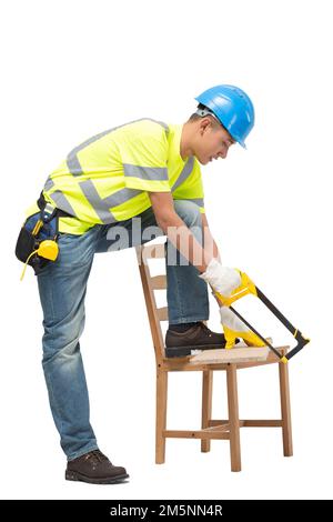 Junge Bauarbeiter im Holzsägen Stockfoto