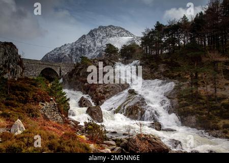 Ogwen-Tal in Snowdonia, Nordwales, umgeben von den schroffen Bergen und der dramatischen Landschaft des Eryri-Nationalparks. Stockfoto