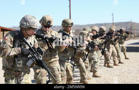 USA Armeesoldaten des 79. Infanterie-Brigaden-Kampfteams, Probezüge für Waffenqualifizierung in Camp Roberts, Kalifornien, 25. Februar 2022. Die Qualifikation umfasst das Abfeuern einer Waffe aus verschiedenen Positionen, einschließlich Bauchlage, Knien und Stehen. Stockfoto