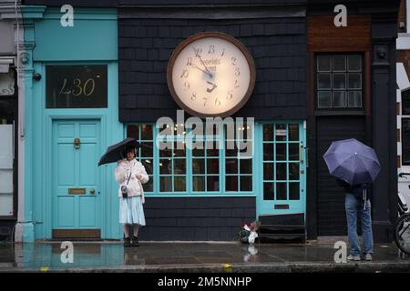 Blumen und Ehrungen vor dem Vivienne Westwood Worlds End Shop in London ist der Modedesigner im Alter von 81 Jahren gestorben. Foto: Freitag, 30. Dezember 2022. Stockfoto