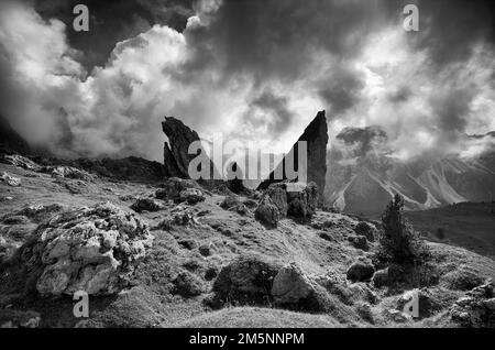 Malga-Alm unter den Geisler-Gipfeln, Puez-Odle Naturpark, Seceda, Val Gardena, Trentino, Südtirol, Italien Stockfoto