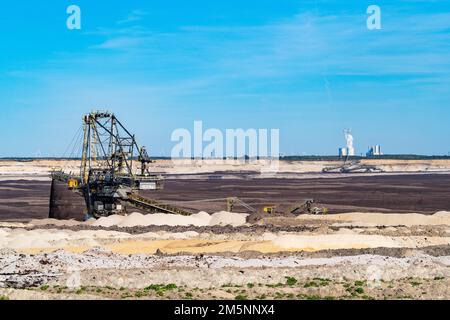 Hochhubwagen im Braunkohlebergwerk Welzow-Sued, Kraftwerk Schwarze Pumpe im Hintergrund, Niederlausitz, Spree-Neisse, Brandenburg, Deutschland Stockfoto