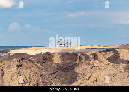 Verfall von Halden und Staplern im Braunkohlebergwerk Welzow-Süd, Niederlausitz, Spree-Neisse, Brandenburg, Deutschland Stockfoto