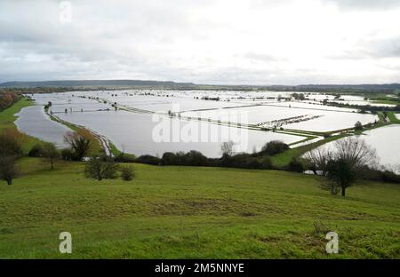 Hochwasser auf Feldern in der Nähe der Barrowbridge in Somerset. Der Meteorologe Simon Partridge von Met Office sagte: "Das Wetter in Großbritannien wird wegen des Wetters in den USA durch weitere nasse und windige Wetterperioden aufgrund der Verstärkung des Jetstroms unruhig bleiben." Foto: Freitag, 30. Dezember 2022. Stockfoto