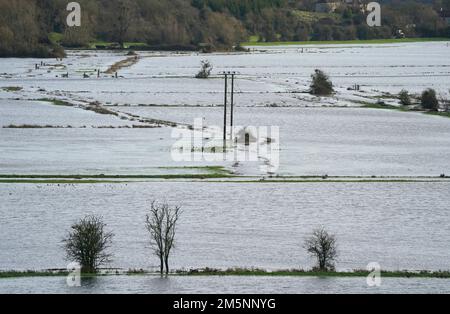 Hochwasser auf Feldern in der Nähe der Barrowbridge in Somerset. Der Meteorologe Simon Partridge von Met Office sagte: "Das Wetter in Großbritannien wird wegen des Wetters in den USA durch weitere nasse und windige Wetterperioden aufgrund der Verstärkung des Jetstroms unruhig bleiben." Foto: Freitag, 30. Dezember 2022. Stockfoto