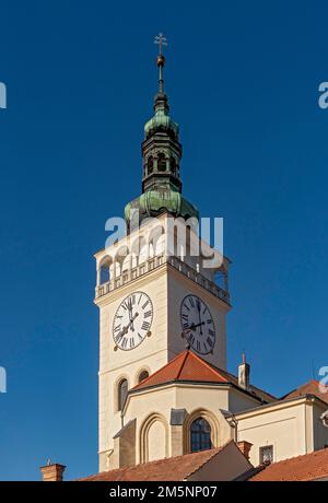 Uhrturm der Kirche des heiligen Wenzels, Mikulov, Tschechische Republik Stockfoto