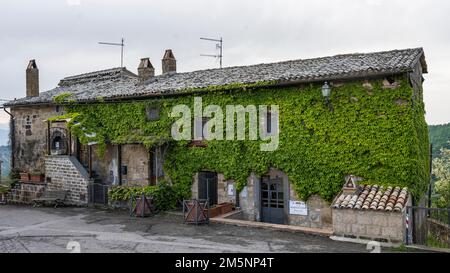 Gästehaus außerhalb des Bergdorfes Civita di Bagnoregio, Latium, Italien Stockfoto