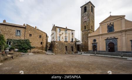 Alte Tufa-Gebäude und Chiesa San Donato im auf einem Hügel gelegenen Dorf Civita di Bagnoregio, Latium, Italien Stockfoto