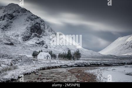 Glencoe-Winterszene in den schottischen Highlands. Schneebedeckte Landschaft und Landschaften in den Bergen in der Nähe von Loch Ness und Fort William. Stockfoto