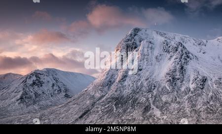 Glencoe in den schottischen Highlands. Schneebedeckte Berglandschaften und Landschaften in den Bergen in der Nähe von Loch Ness und Fort William. Stockfoto