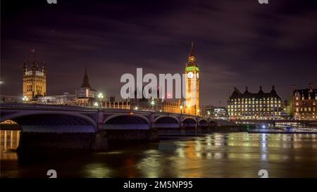 themse mit Big Ben und Houses of Parliament über der Westminster Bridge in London. Berühmte Aussicht bei Nacht mit beleuchtetem Turm und Uhr. Stockfoto