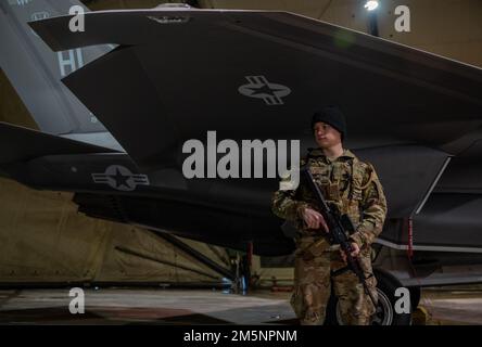 USA Air Force Airman 1. Klasse Matthew J. Brown, 52. Sicherheitsgeschwader Patrouille, Spangdahlem Luftwaffenstützpunkt, Deutschland, verteidigt eine US-Armee Air Force F-35 Lightning II Flugzeug am Siauliai Air Base, Litauen, 26. Februar 2022. Zur Unterstützung der kollektiven Verteidigung der NATO wurde F-35s der 34. Kampfstaffel, Luftwaffenstützpunkt Hill, Utah, zugewiesen, die derzeit vom Luftwaffenstützpunkt Spangdahlem, Deutschland, operiert und im Februar 24 in den Ostseeraum eingesetzt wurde. USA Luftwaffe in Europa – die Fähigkeit der Luftwaffe in Afrika, die Luftpolizeimissionen der NATO zu unterstützen und sich in diese zu integrieren, erschwert die Solidarität des Bündnisses Stockfoto