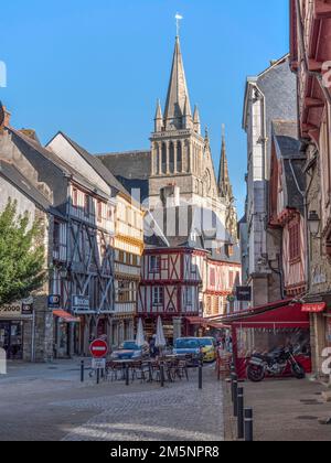 Fachwerkhäuser in der Rue Emile Burgault, Kathedrale Saint-Pierre im Hintergrund in der Altstadt, Vannes, Departement Morbihan, Frankreich Stockfoto