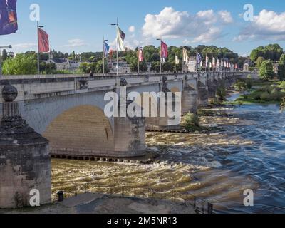 Die älteste Brücke Pont Wilson über die Loire in der Stadt Tours, Tours, Departement Inde-et-Loire, Region Centre, Frankreich Stockfoto