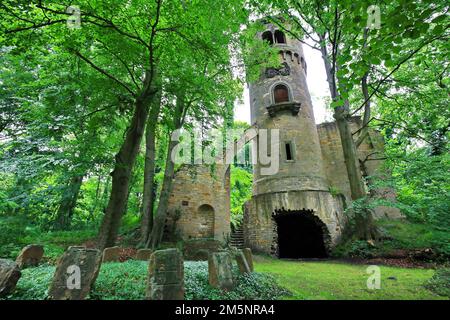 Die historischen Turmruinen im Harbke Castle, der märchenhafte Rapunzel Tower, Harbke, Boerde, Sachsen-Anhalt, Deutschland Stockfoto