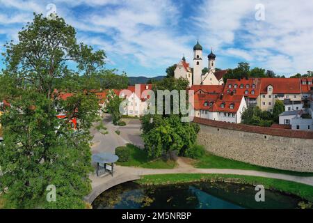Blick auf Isny im Allgaeu aus der Vogelperspektive mit Blick auf das Schloss und die historische Altstadt. Isny im Allgaeu, Ravensburg, Tuebingen, Baden-Württemberg Stockfoto