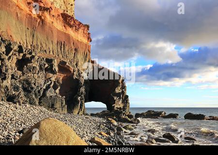 Einsamer Strand mit einem natürlichen Steinbogen am Atlantik auf den Kanarischen Inseln. Playa de Tasarte, Las Palmas, Gran Canaria, Spanien Stockfoto