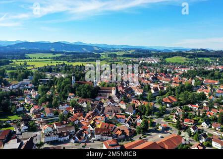 Blick auf Isny im Allgaeu aus der Vogelperspektive mit Blick auf das Schloss und die historische Altstadt. Isny im Allgaeu, Ravensburg, Tuebingen, Baden-Württemberg Stockfoto