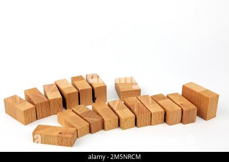 Holzblöcke sind wie eine Karte oder eine Treppe auf weißem Hintergrund aufgebaut Stockfoto