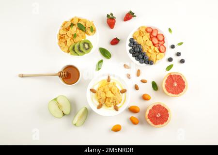 Cornflakes Schale neben Erdbeeren auf weißem Hintergrund Stockfoto