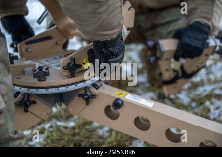 USA Air Force Senior Airman Nathanael Clark, Left, 1. Kampfgeschwader Funkfrequenztechniker, und Staff Sgt. Jordon Rodriguez, Right, 1. CBCS Cyber Operations Technician, Assemble a Satellite in Ämari Air Base, Estland, 26. Februar 2022. Mitglieder des 1. CBCS sowie Mitglieder des 48. Kampfflügels der Royal Air Force Lakenheath, des 52. Kampfflügels der Spangdahlem Air Base und des 388. Kampfflügels der Hill Air Force Base wurden nach Ämari ab entsandt, um die kollektive Verteidigung der NATO und die verstärkte Luftpolizeimission der NATO zu unterstützen Stockfoto