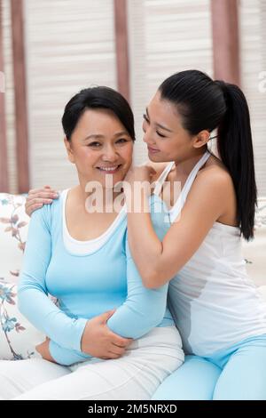 Mutter und Tochter saßen auf dem Sofa Stockfoto