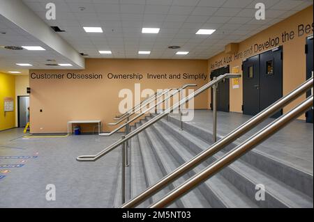 Eingangshalle für Mitarbeiter mit Schildern in englischer Sprache an den Wänden, Amazon Logistik Winsen GmbH, 21423 Winsen, Luhe, Niedersachsen, Deutschland Stockfoto