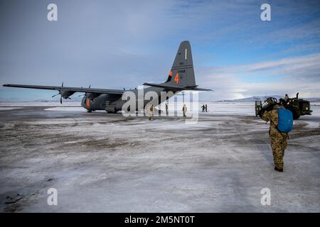 Luftwaffe der 123. Contingency Response Group, Kentucky Air National Guard, bereitet sich darauf vor, während der Übung Arctic Eagle-Patriot 2022 Material von einer US Air Force C-130J der California Air National Guard abzuladen. Gemeinsame Übung Arctic Eagle-Patriot 2022 erhöht die Fähigkeit der Nationalgarde, in strengen, extremen kalten Wetterlagen in Alaska und der arktischen Region zu operieren. AEP22 verbessert die Fähigkeit militärischer und ziviler Partner, auf eine Vielzahl von Notfall- und Heimatsicherheitsmissionen in Alaska und der Arktis zu reagieren. Foto der US-Armee von Staff Sgt. Leanne Stockfoto