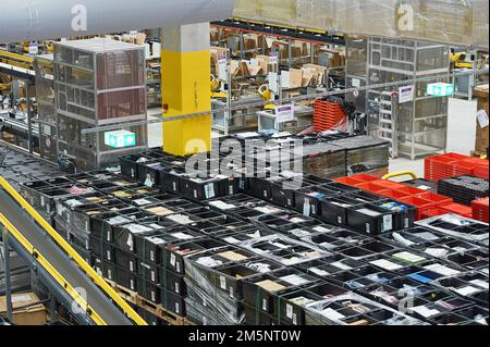 Waren in einer Halle, Amazon Logistik Winsen GmbH, 21423 Winsen, Luhe, Niedersachsen, Deutschland Stockfoto